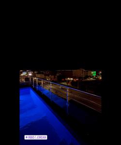 vista di una città di notte con luci di رويال جروب اربد Royal Group Hotel a Irbid