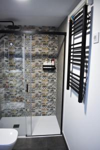 uma casa de banho com WC e uma parede de garrafas de vinho em Sevilla Urban Flat em Sevilha