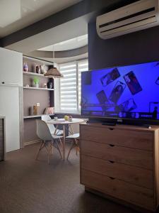 TV a/nebo společenská místnost v ubytování CosHOME - apartament