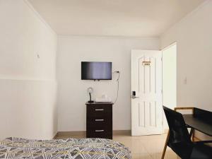 1 dormitorio con 1 cama, escritorio y TV en Alojamiento Privado 403 en Antofa, en Antofagasta