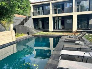 uma piscina em frente a uma casa em 31 on Forest (Matamela Suite) em Joanesburgo