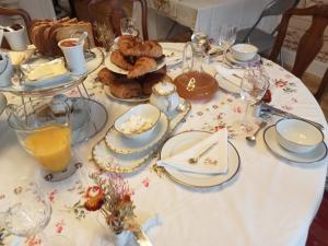 a table with a white table cloth with food on it at MAISON GAY LUSSAC St LEONARD DE NOBLAT in Saint-Léonard-de-Noblat +6 photos