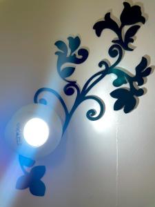 un interruptor de luz con un diseño azul en una pared en Rhome86, en Roma