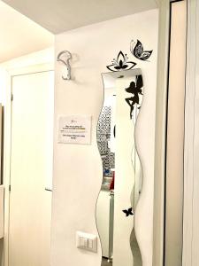 ein Badezimmer mit einem Spiegel und einem Waschbecken in der Unterkunft Rhome86 in Rom