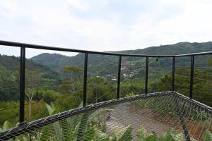 eine Aussichtsplattform auf der Spitze eines Berges in der Unterkunft GLAMPING LA CRISTALINA in Jamundí