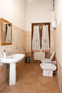 een badkamer met een wastafel en een toilet bij agriturismo villaggio green in Montefalco