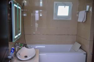 Bilik mandi di Guided Hospitality - Luxury Accommodations