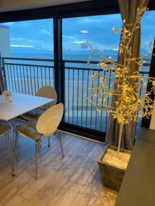 een tafel en stoelen op een balkon met uitzicht bij Penthouse Apartment with seaviews in Walton-on-the-Naze