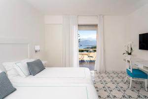 TV a/nebo společenská místnost v ubytování Grand Hotel Vesuvio