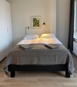 Un dormitorio con una cama con dos libros. en Hafnir, en Grundarfjordur