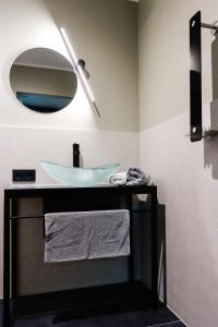 een badkamer met een wastafel en een spiegel bij Hotel Wehra in Wehr