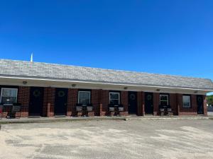 um edifício de tijolos vermelhos com portas e janelas pretas em Lincoln House Motel em Lincoln