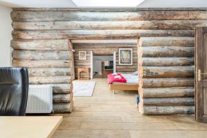 una habitación con una pared de troncos en Spectacular Chalet with 5 ensuite bedrooms and sauna, en Chamonix-Mont-Blanc