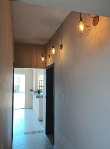 Η κουζίνα ή μικρή κουζίνα στο Casa Tartaruga 3 - Beleza e Conforto a 50m da Praia de Guriri +5 φωτογραφίες