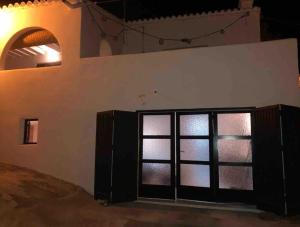 una camera con due finestre in una stanza con una parete di Casa Luz a El Pozo de los Frailes