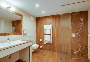 ein Bad mit einem WC, einem Waschbecken und einer Dusche in der Unterkunft Akzent Hotel Am Goldenen Strauss in Görlitz