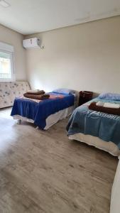 1 dormitorio con 2 camas y sofá en Casa Grande Pomerode, en Pomerode
