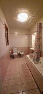 ein Badezimmer mit einem WC, einem Waschbecken und einer Badewanne in der Unterkunft Girasole 1 in Lucca