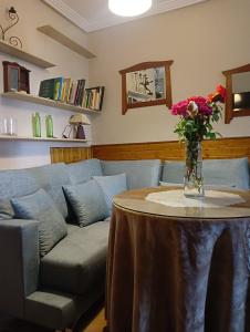 Posezení v ubytování La Casita con piscina privada de tres dormitorios
