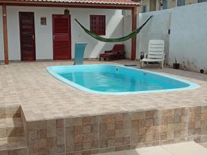 a swimming pool in the middle of a patio at Minha casa in Mossoró