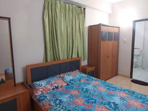 1 dormitorio con 1 cama, vestidor y ventana en Royal Home Stay en Patna