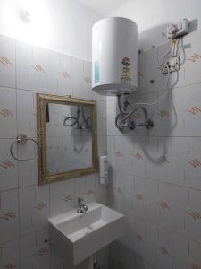 y baño con lavabo y espejo. en Royal Home Stay en Patna