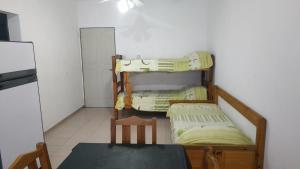 Habitación con 2 literas y mesa. en Departamentos Dani en Villa Carlos Paz