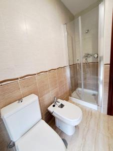 a bathroom with a toilet and a sink and a shower at VIVAL MINAS in Baeza
