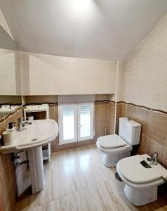 a bathroom with a toilet and a sink and a toilet istg at VIVAL MINAS in Baeza