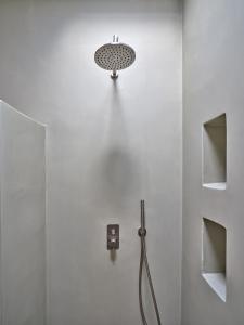 Koupelna v ubytování Private Luxury Scarlet beachfront villa, Molos, Paros