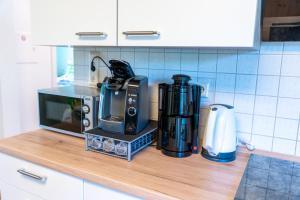 um balcão de cozinha com comodidades para preparar café e um micro-ondas em Ferienvilla Koblenz em Koblenz