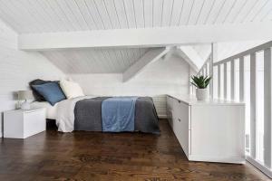 KåbdalisにあるLoft ”Aurora” Ski Resortの白い部屋のベッドルーム1室(ベッド1台付)