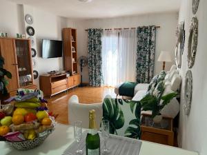 een woonkamer met een tafel met een schaal fruit bij La casita de la piscina in Adeje