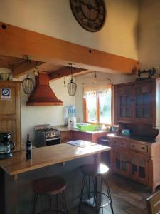 Η κουζίνα ή μικρή κουζίνα στο CABAÑA SIMA TOSCANO, Minigolf, Fogatero exterior y Área Infantil +17 φωτογραφίες