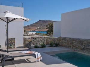 patio con ombrellone e piscina di Private Luxury Scarlet beachfront villa, Molos, Paros a Molos Parou
