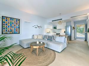 un soggiorno con divano e tavolo di Private Luxury Scarlet beachfront villa, Molos, Paros a Molos Parou
