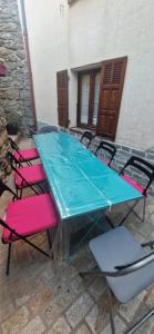 une table et des chaises avec une table et des chaises bleues dans l'établissement Maison complète Ganzes Haus House 6 Peronnes La Finière Seealpen Isola Village bei Nizza Alpes -Maritimes près de Nice 70 km, à Isola