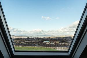 een raam met uitzicht op de stad bij Loft apartment in Accrington Stunning Lancashire views in Church