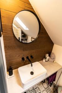 een badkamer met een wastafel en een spiegel bij Loft apartment in Accrington Stunning Lancashire views in Church