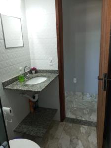 カボ・フリオにあるFlat Solife 1 Cabo Frio-Búziosの洗面台とトイレ付きのバスルーム