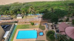 een luchtzicht op een resort met een zwembad bij Stella Maris 118 in Amanzimtoti