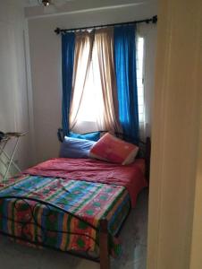 - une chambre avec un lit et une fenêtre dans l'établissement Appartement Agadir, à Agadir