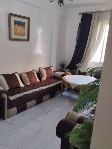 - un salon avec un canapé et une table dans l'établissement Appartement Agadir, à Agadir
