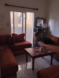 - un salon avec deux canapés et une table basse dans l'établissement Appartement Agadir, à Agadir