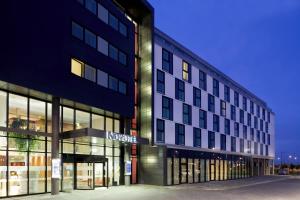 un rendimiento de un edificio con una tienda en Novotel Edinburgh Park, en Edimburgo