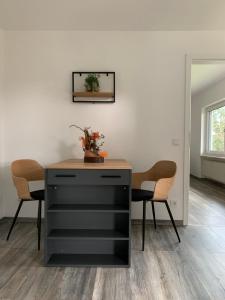 a dresser with a vase on it in a room at Ferienwohnung Lux in Ortenberg