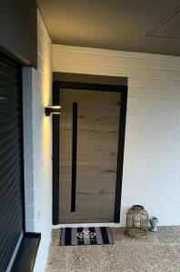 OrtenbergにあるFerienwohnungの煉瓦壁の木製ドア(かご付)