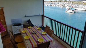 einen Balkon mit einem Tisch und Blick auf den Yachthafen in der Unterkunft T3 70 m2 standing Cap d'Agde 4-6 pers in Cap d'Agde