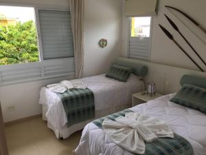 een slaapkamer met 2 bedden en een raam bij Quintas de Sauipe - modernes Haus im Condomínio mit Service in Mata de Sao Joao