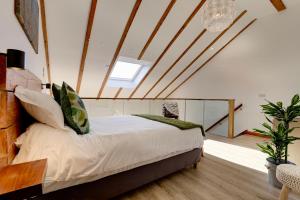 a bedroom with a bed and a skylight at The Owl Barn Wiltshire - Slate in Swindon
